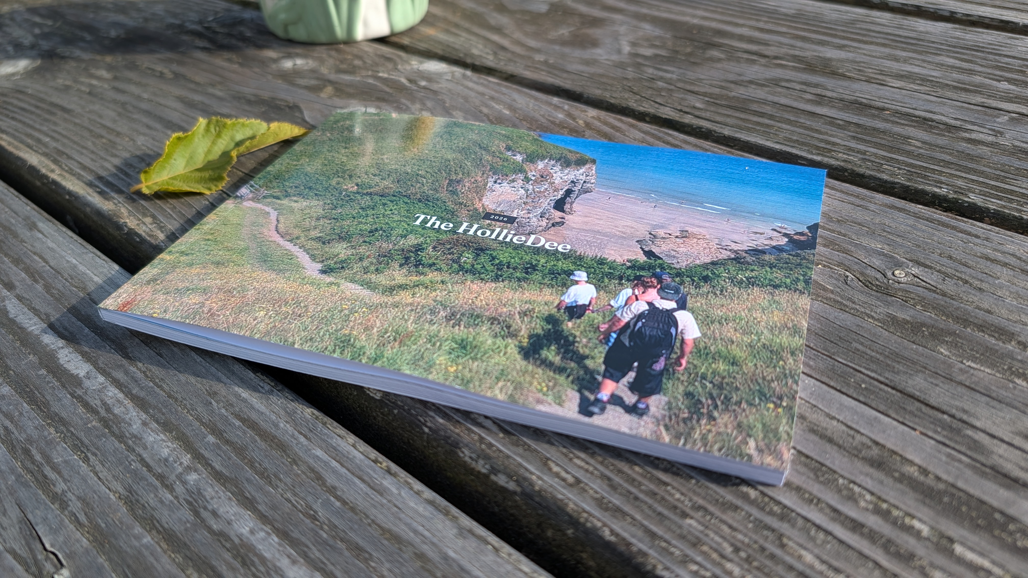 Detail van een gedrukt reisboek op een houten tafel
