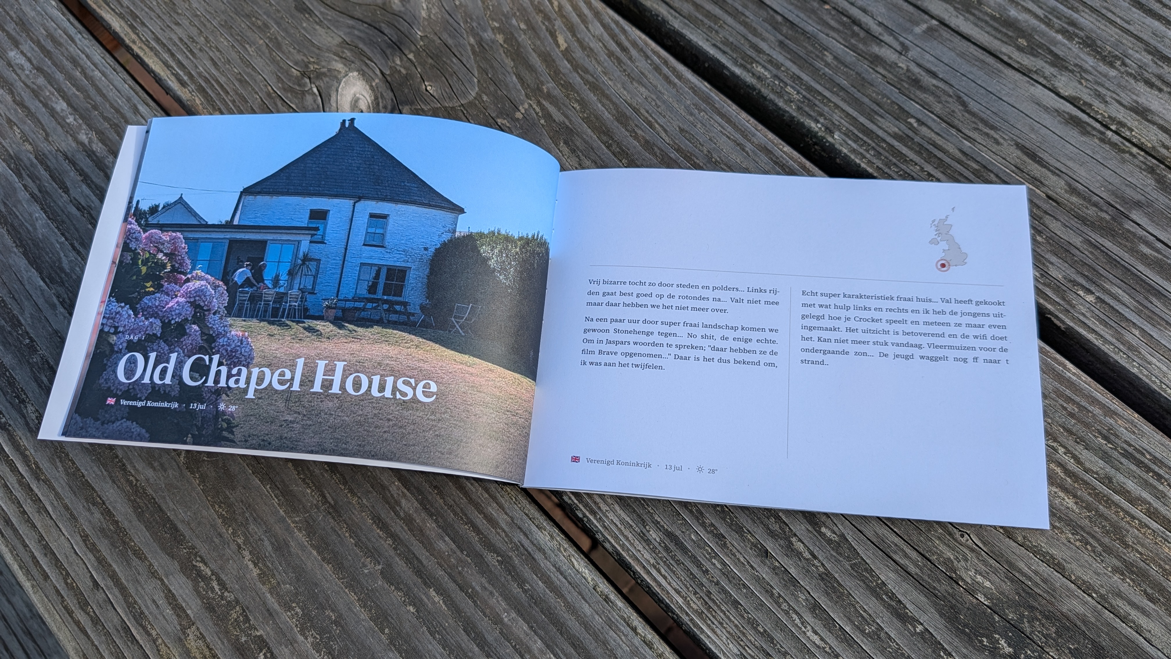 Een open vakantiefotoboek met een hoofdstukpagina en persoonlijk reisverhaal
